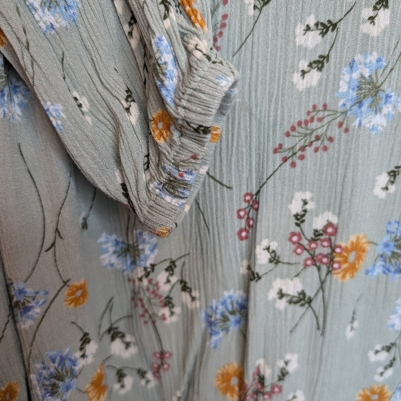 a.n.a. Long Sleeve Sage Green Floral Print V Neck Flowy Top Blouse XS Women - Picture 9 of 9
